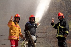 آتش نشانان پس از مهار آتش در پتروشیمی