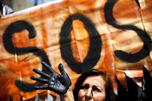 اعتراض زن پرویی به آلودگی های نفتی