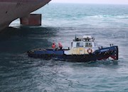 به همت کارکنان شرکت پایانه‌ها در جزیره خارگ انجام شد :  عملیات موفق پهلودهی نفتکش های پهن پیکر در شرایط بد جوی